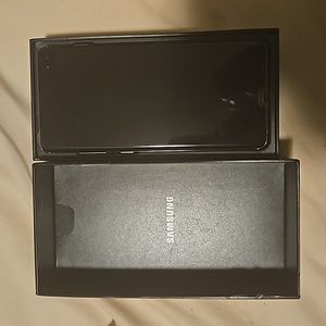 Brand new/ Unlocked Samsung S10 plus